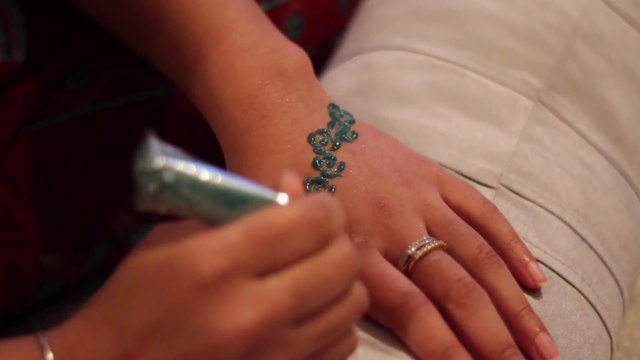 How to apply Basic Arabic Henna Tattoo Tutorial - Very simple latest Arabic Mehndi design - How to apply Basic Arabic Henna Tattoo -