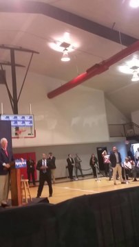 Bill Clinton s'énerve contre un ancien Soldat Américain intervenu à Benghazi... Meeting Pour Hillary Clinton