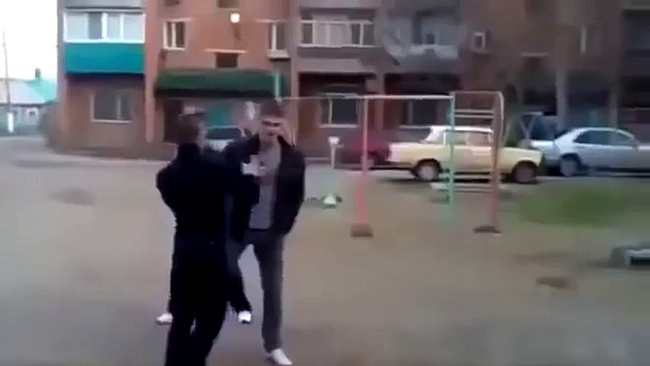 Драка во дворах Худенький боксер уложил с одного удара Нокаут _2015