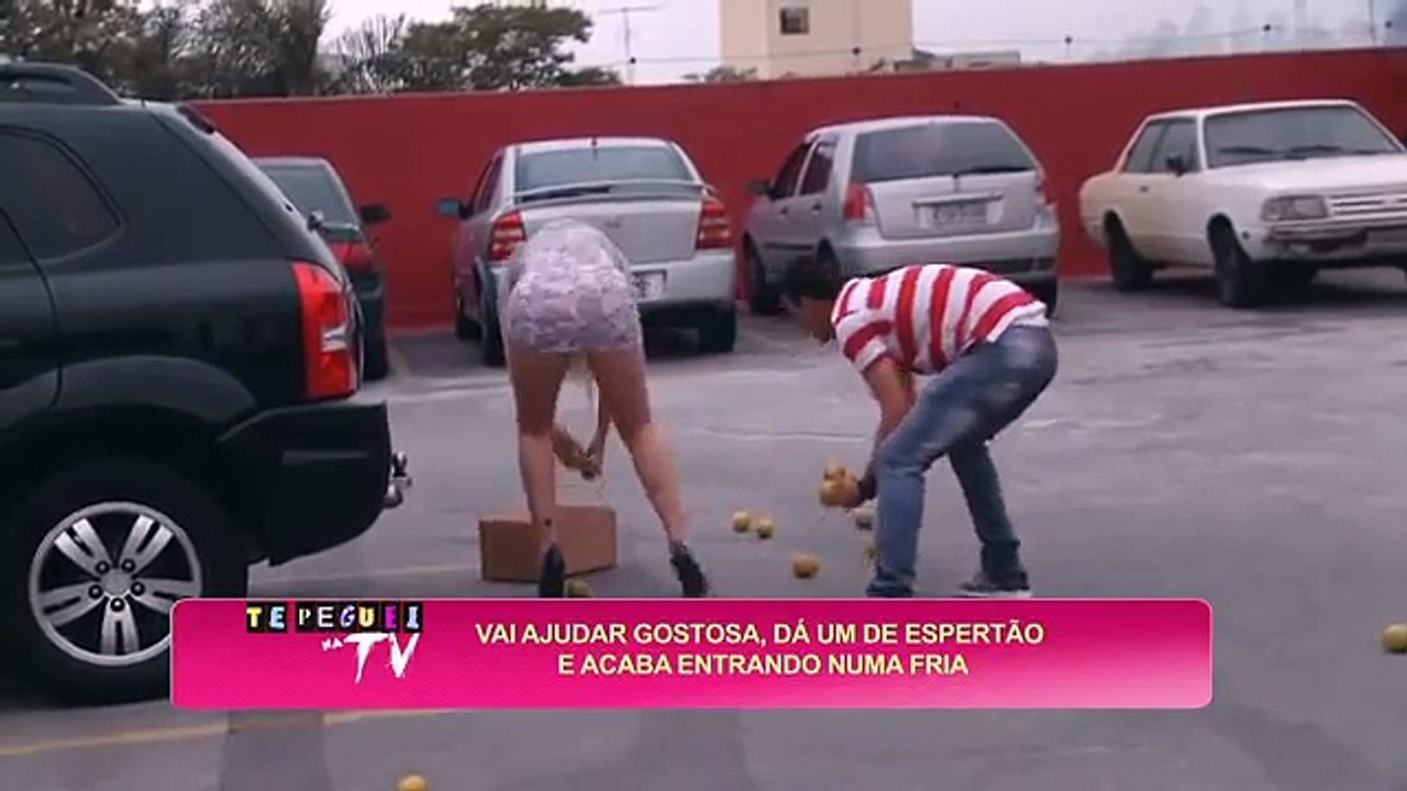 Vídeos de Apanhados - Marmanjos têm 'visão do paraíso' com loira atrapalhada