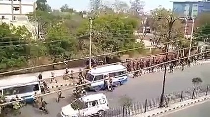 Haryana Police running for shelter to protect themselves from the Jat protesters