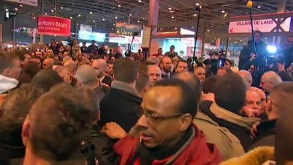 Pauvre France! Hollande hué et insulté au Salon de l'Agriculture! ‪#‎SIA2016‬