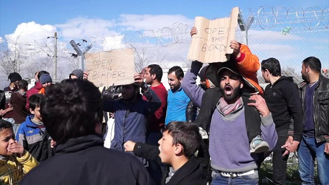 Des réfugiés bloqués en Grèce demandent à passer en Macédoine