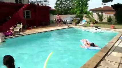 Il se fait caca dessu dans une piscine FAIL !!!
