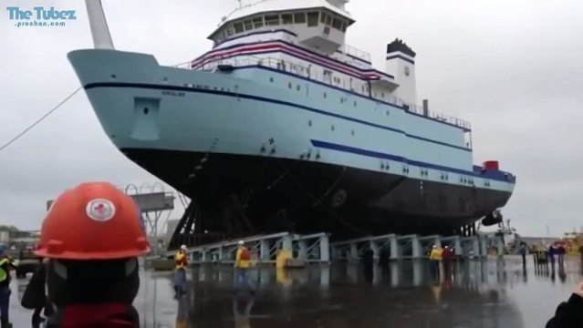 Спуск корабля на воду офигенное видео