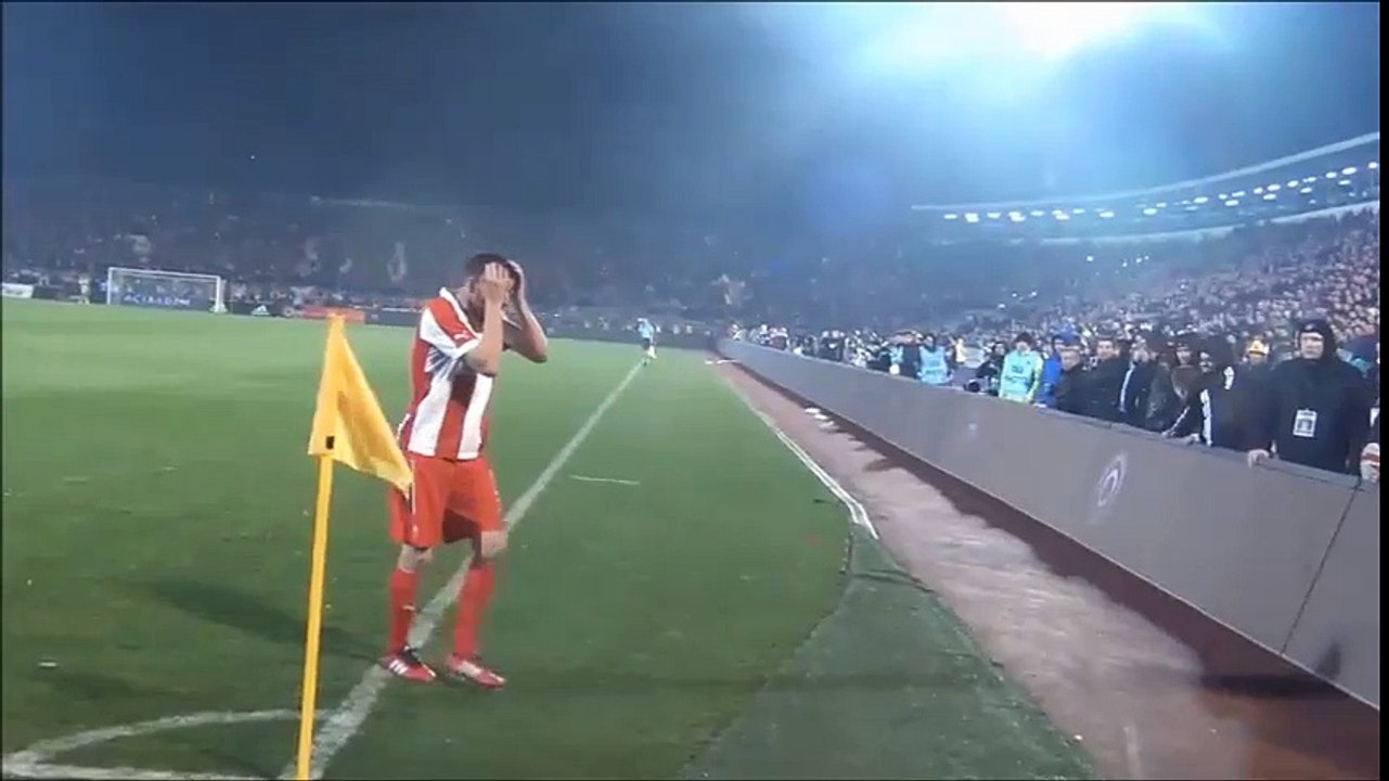 Serbski piłkarz Aleksandar Luković zostaje obrzucany przez kibiców telefonami