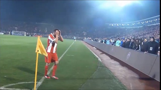 Serbski piłkarz Aleksandar Luković zostaje obrzucany przez kibiców telefonami