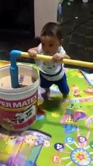 Annesinin Yaptığı Aparatla İki Günde Yürümeyi Öğrenen Ufaklık.. -