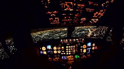 Gece İniş Yapan Yolcu Uçağın Kokpit Görüntüleri -