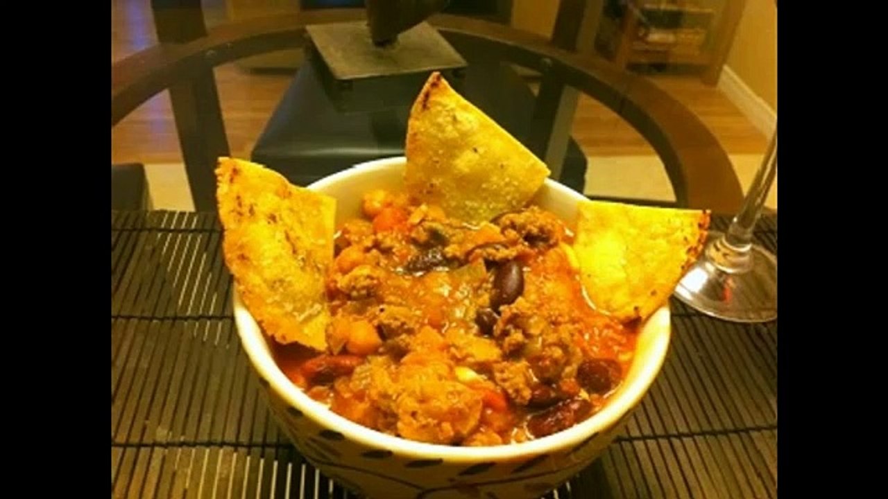 Острая фасоль с сосисками, чипсами и сметаной