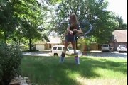 Une fille super bonne (au hula hoop)