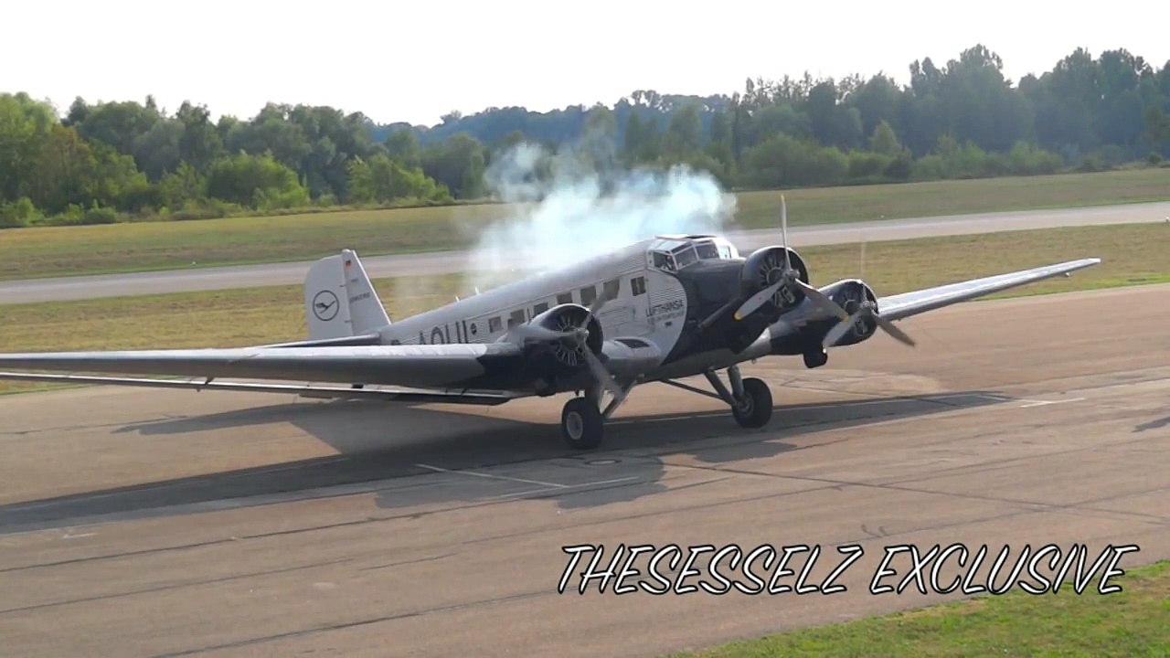 Junkers Ju 52 engine start (with smoke!)
