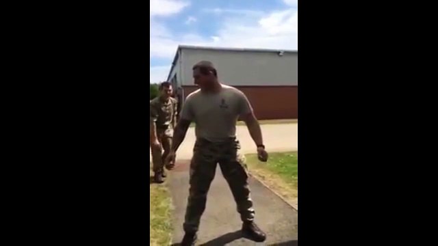 Мужик решил проверить яйца на прочность Мужской половине лучше не смотреть