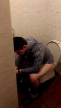 Cet homme est tellement saoul qu'il s'endort aux toilettes