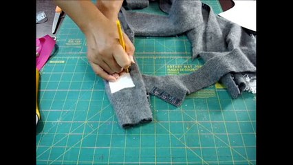 ✂ How To Recycled Old Sweaters Into Winter Dog Sweater ♡