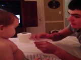 Ce que fait le bébé quand son grand frère lui montre quelques tours de magie est trop mignon