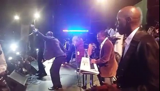 WALY SECK chauffe GAMBIE avec une nouvelle danse