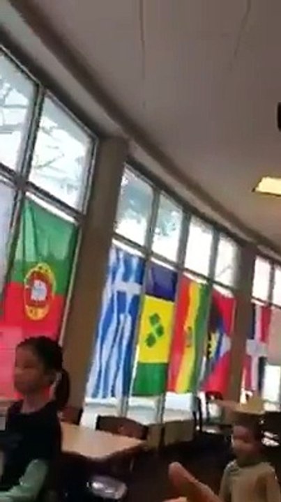 جزائري في أوروبا  شاهد علم الكيان الصهيوني بجنب علم بلده شاهد مذا فعل ؟؟ برافو