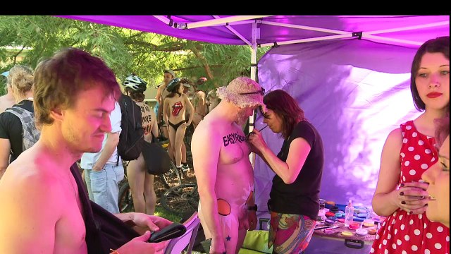 Nacktradler werben für Sicherheit im Verkehr