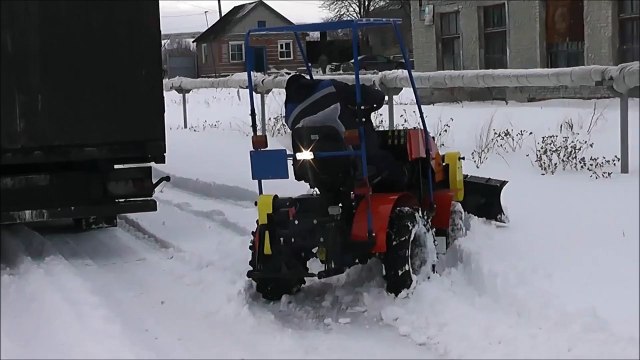 Мини трактор МТМ-10 легко и уверенно пробирается по сугробам