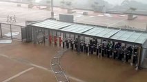 Chuva no Mineirão atrapalhou chegada dos torcedores para o clássico