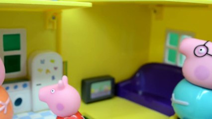 Свинка Пеппа - Мультфильм из игрушек. Пеппа горячий укол.