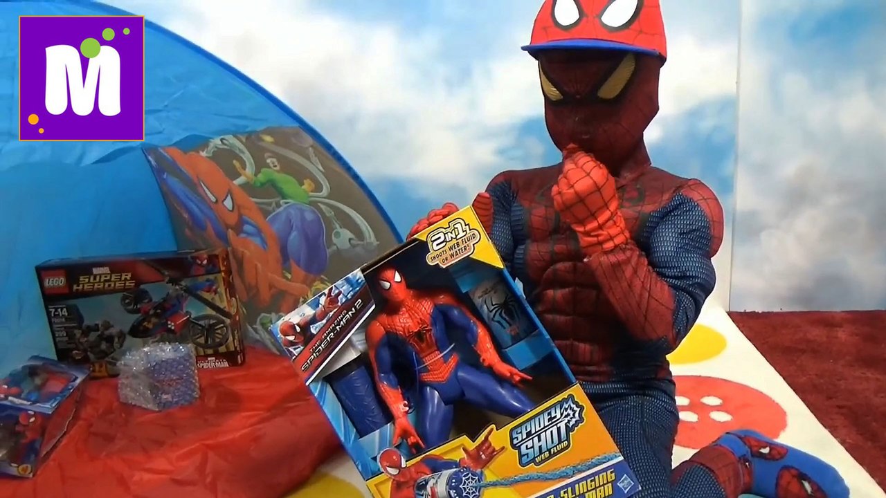 Макс Человек - Паук стреляет паутиной и открывает много игрушек в палатке Spider-Men a lot of toys