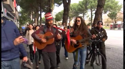 Marshimi e protesta paqësore “Mbro Parkun e Liqenit”, mbillen fidanë- Ora News