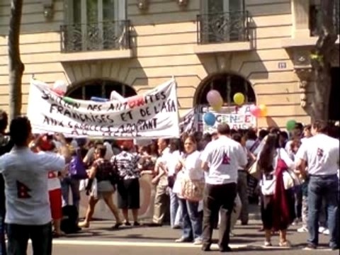 Manif devant l'agence française Adoption