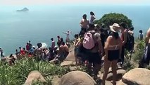 Qindra turistë shkojnë çdo ditë në Rio në shkëmbin Pedra për t'u fotografuar në frontin e një sfondi që të lë pa frymë. Por,sa e rrezikshme është kjo