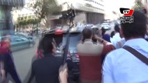 توفيق عكاشة يحرض أنصاره أمام البرلمان: «اضربوا الراجل ده»