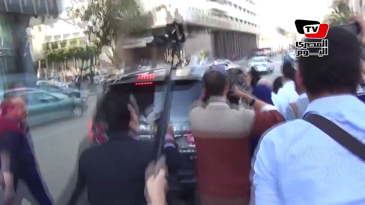 توفيق عكاشة يحرض أنصاره أمام البرلمان: «اضربوا الراجل ده»