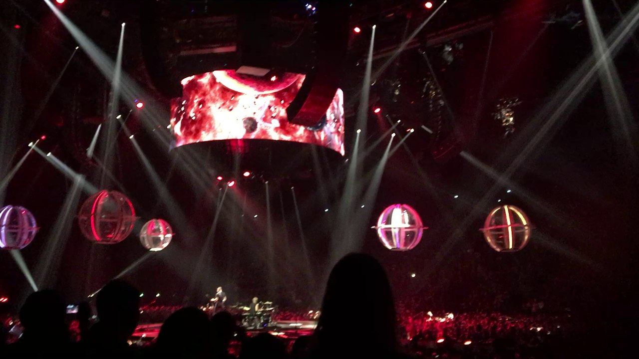 Muse concert Paris 27-02-16 -supermassive black hole