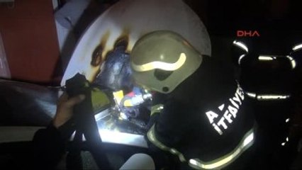 Adana Aynı Sokakta 5 Aracı Kundakladılar