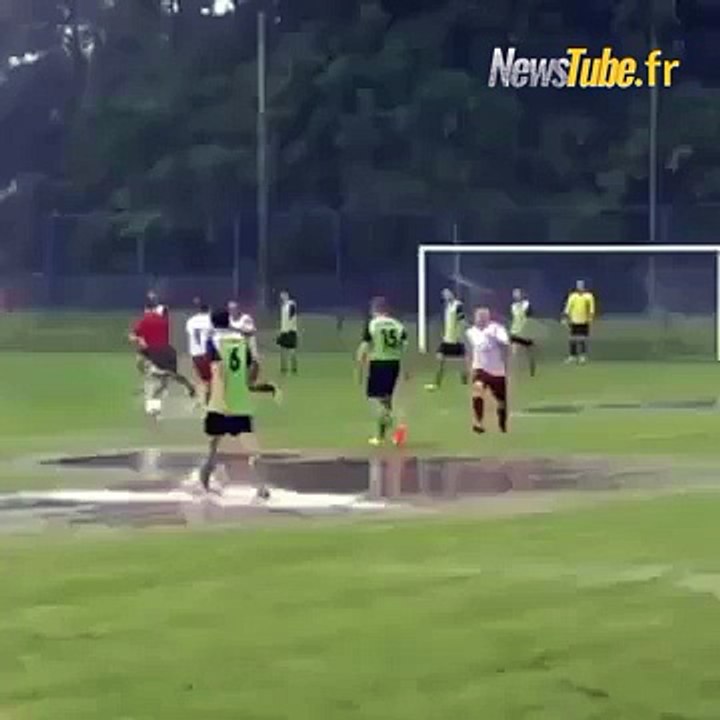 [ENORME] Les mecs ne regardent même plus le ballon et se jettent