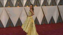 Alicia Vikander, mejor actriz de reparto, brilla en la alfombra roja de los Óscar