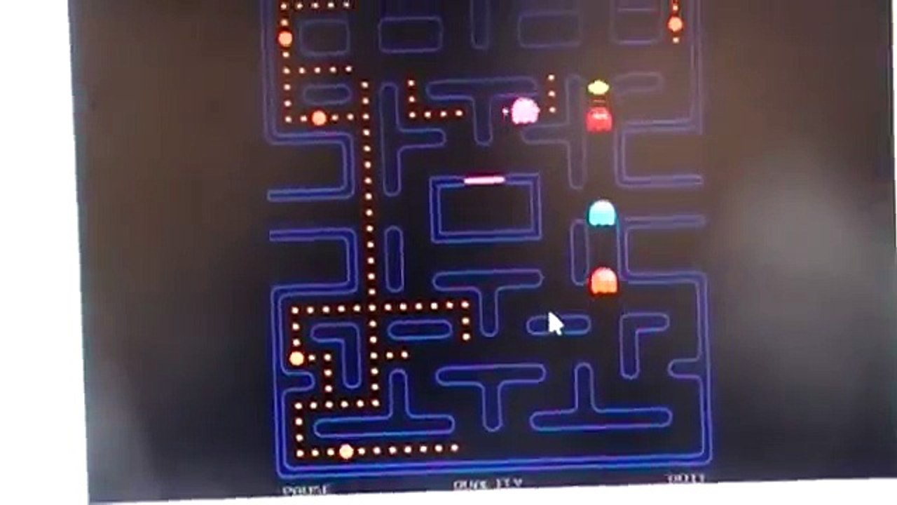 Road Runner & Wile E. Coyote playing Pac-Man