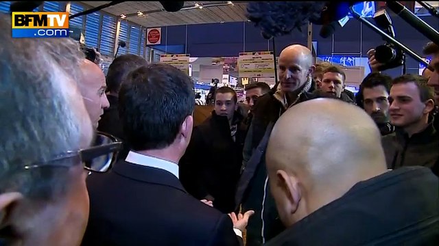 Au Salon de l'agriculture, échange tendu entre Manuel Valls et un agriculteur