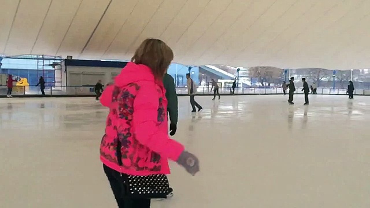 Катание на коньках. Минск. Замедленная съемка.