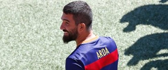 Arda Turan, Pahalı Kıyafetleri Bayrampaşa'daki Mahallesinde Dağıttı