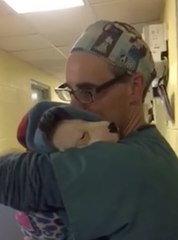 La vidéo aux 7 millions de vues: un vétérinaire réconforte un chiot après son anesthésie