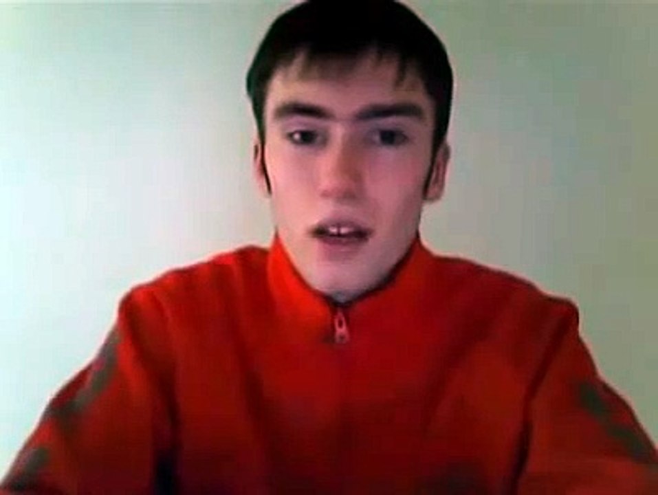 un mec qui chante le Générique de Pokémon