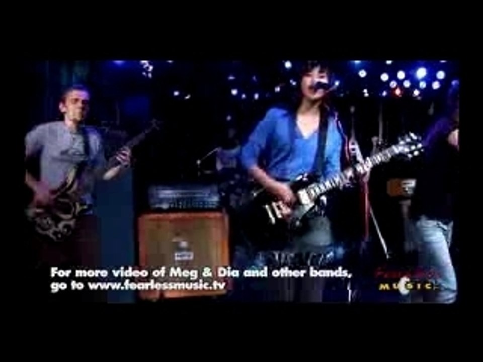 Meg & Dia  performing "Roses"