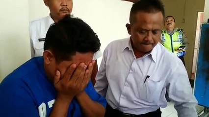 Ibu Tua Menangis Lihat Anaknya Ditangkap Polisi