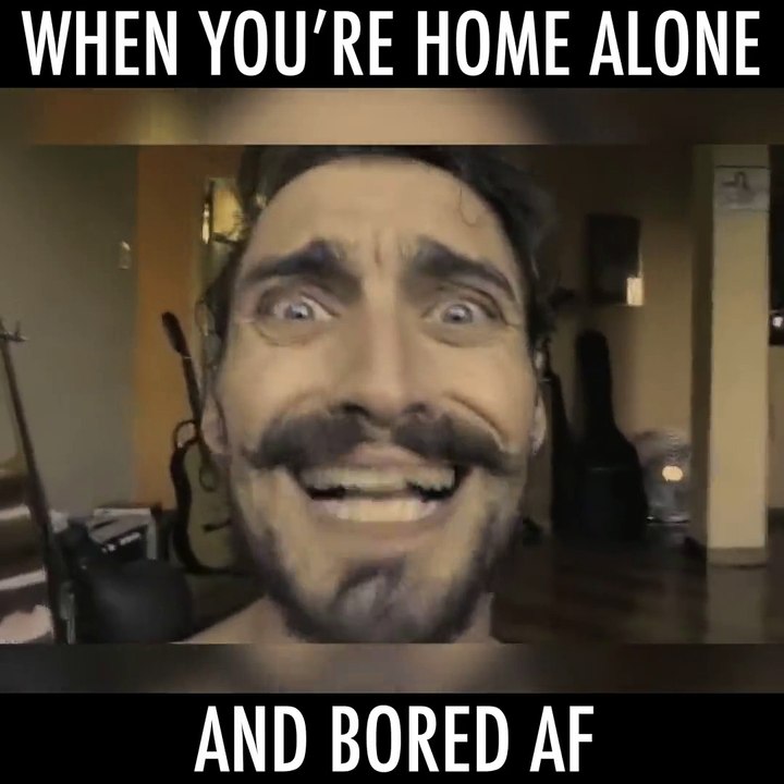 Evde Yalnız Ve Sıkılmış Adamın Eğlenme Yöntemi