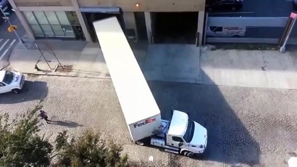 VEJA a forma brilhante como este motorista estaciona o seu camião !