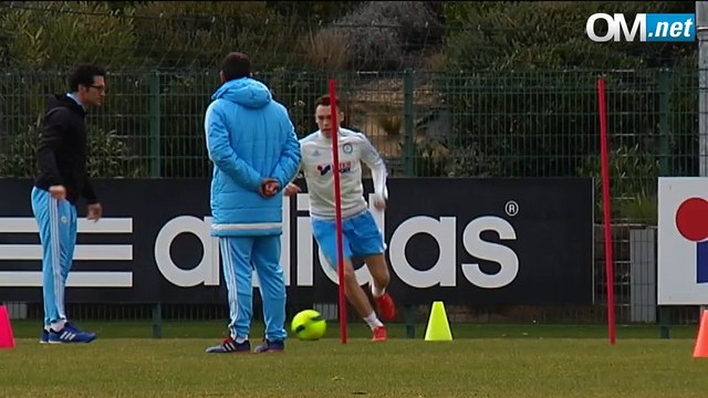 Lucas Ocampos travaille avec le ballon