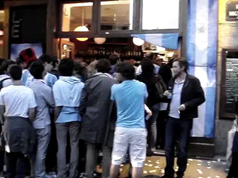 Argentines in Paris celebrate a win, World Cup Soccer 2010