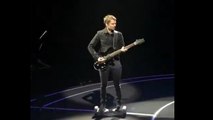 Muse : Matthew Bellamy joue de la guitare en hoverboard à Paris Bercy