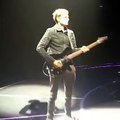 Muse : Matthew Bellamy joue de la guitare en hoverboard à Paris Bercy